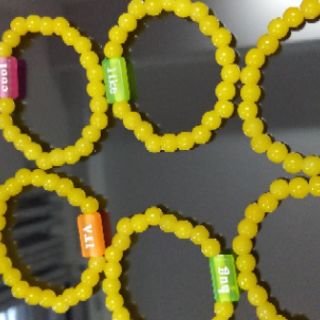 Chuỗi đeo tay đá vàng