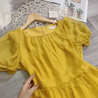 Váy vàng tơ lụa thiết kế