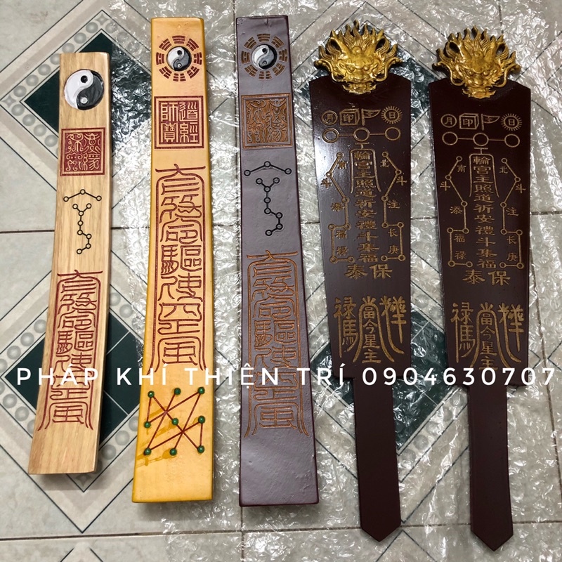 Hốt tâu/ Triều giản, dài 50 cm, gỗ đào, có mùi thơm nhẹ, trên thân có khắc hoa văn theo các mẫu đặc trưng của môn phái