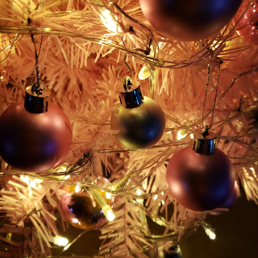 Cây Thông Noel 60CM Màu Hồng Trang Trí Dây Led Và Quả Châu Cực Đẹp