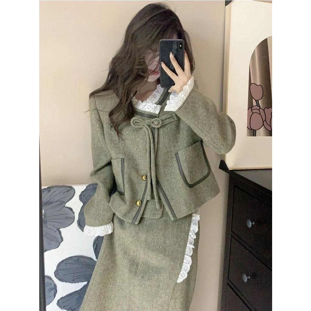 Set Dạ Màu Xanh Áo Khoác Dáng Lửng Cổ Bèo Cúc Nơ Và Chân Váy Dáng Dài Phối Ren Xinh Xắn