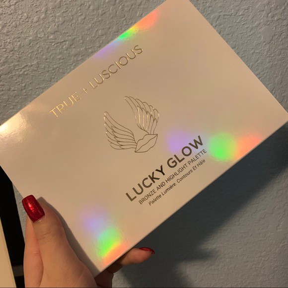 Bảng mặt True Luscious 46$ Lucky Glow bắt sáng má hồng tạo khối ( boxycharm )