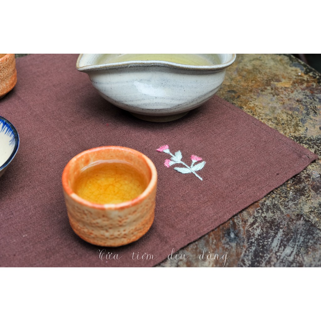 Khăn tay  vải linen thêu thủ công - Cúc chi