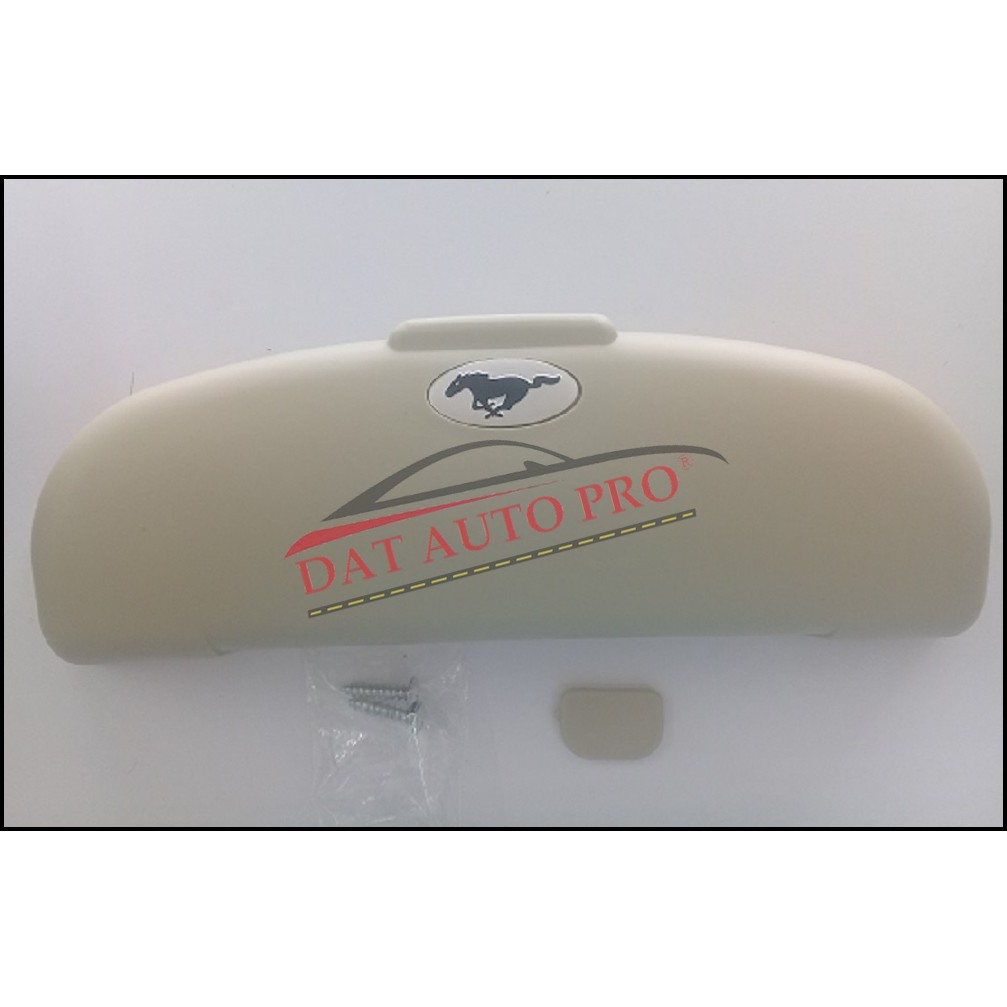 Hộp dựng kính gắn trần xe oto màu kem. | BigBuy360 - bigbuy360.vn