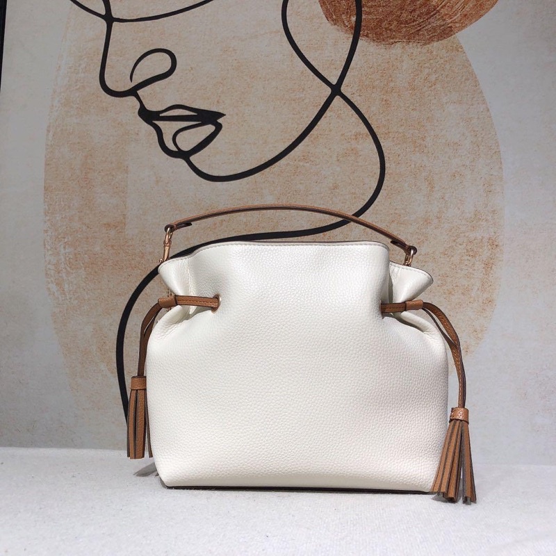 TNS-Túi bucket rút dây đeo chéo siêu hottrend Andy tote bag-da mềm hoạ tiết ngựa đặc trưng hãng-màu trắng classic