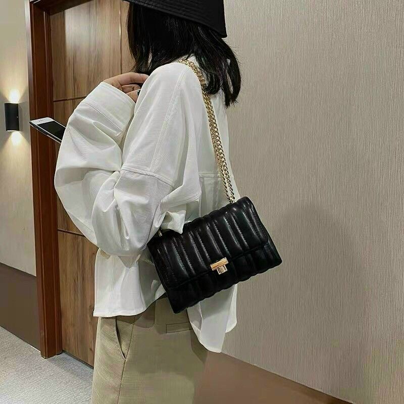 Túi Zara đen chần chỉ sang trọng