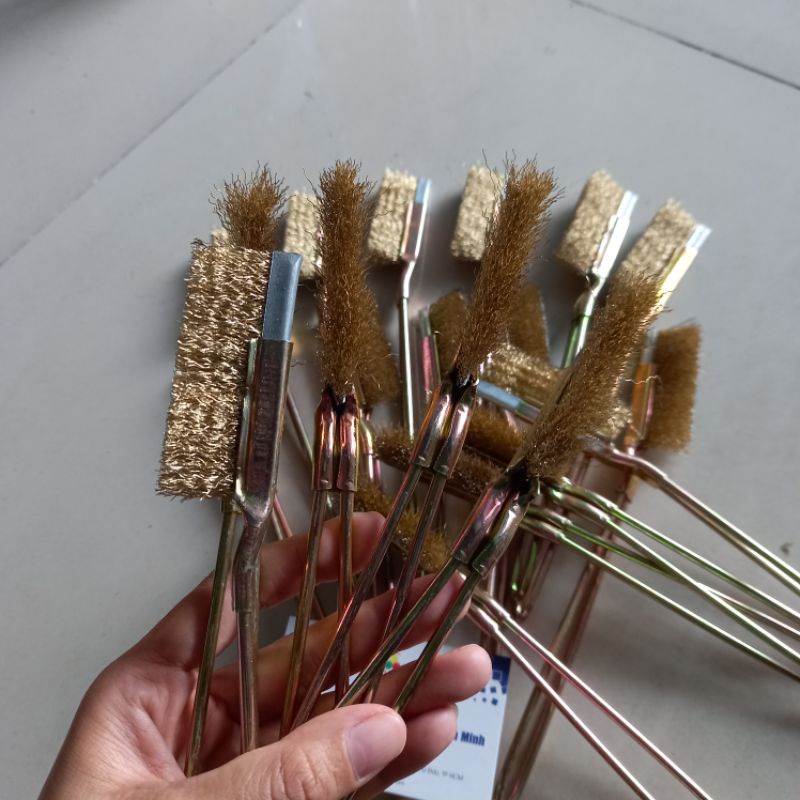 Bàn chải sợi màu vàng đồng đánh gì cán sắt chắc tay tiện dụng
