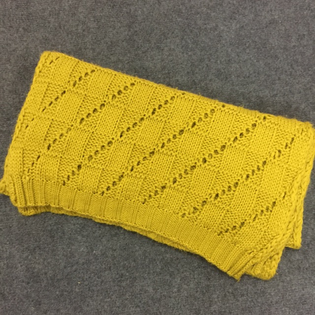 Thanh lý khăn len màu vàng