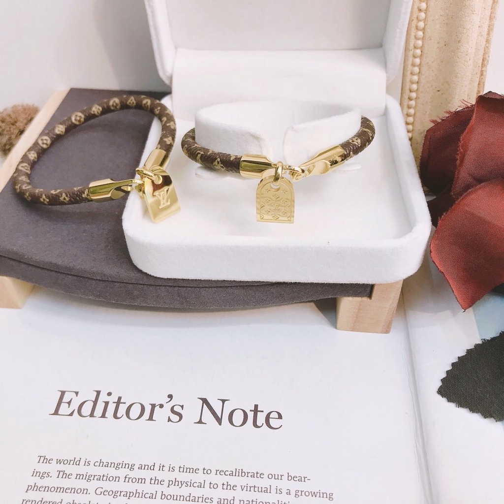 Vòng Tay Louis Vuitton Bằng Thép Titan Họa Tiết Chữ LV Sang Trọng Thời Trang