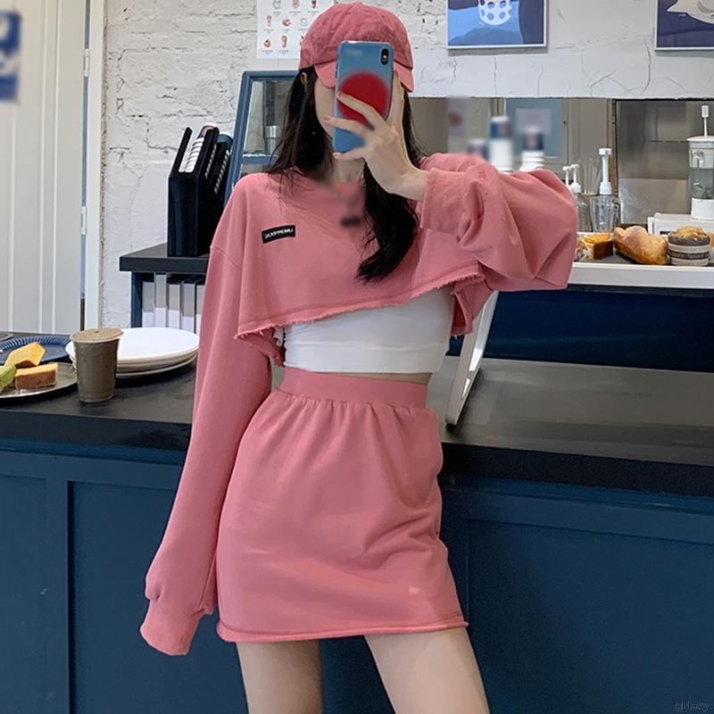 Seto áo sweatshirt tay dài cổ tròn và chân váy mini lưng cao phong cách Hàn Quốc cho nữ