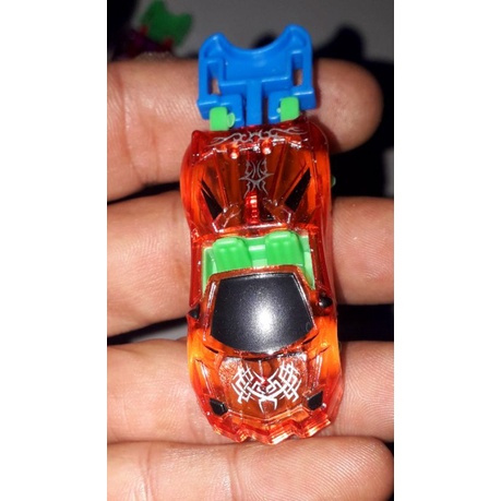 Một chiếc xe ô tô mini chạy bằng chìa khóa lò xo bằng nhựa