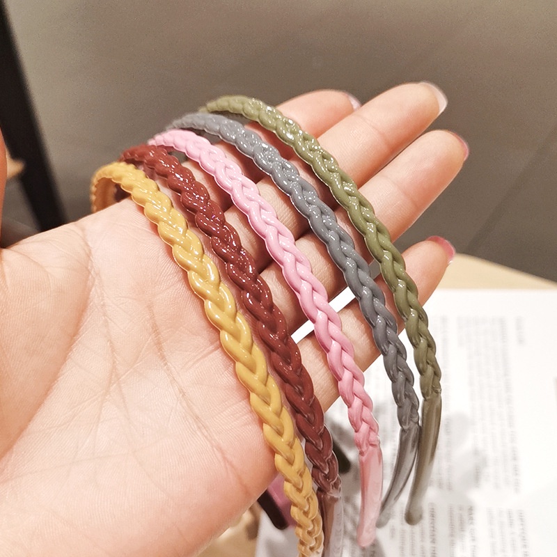 Bờm tóc xoắn, băng đô cài tóc, bờm xếp mắt xích phong cách thời trang cho nữ