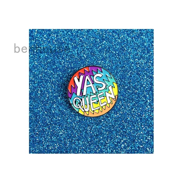 Ghim cài áo tráng men họa tiết chữ Yas Queen sành điệu