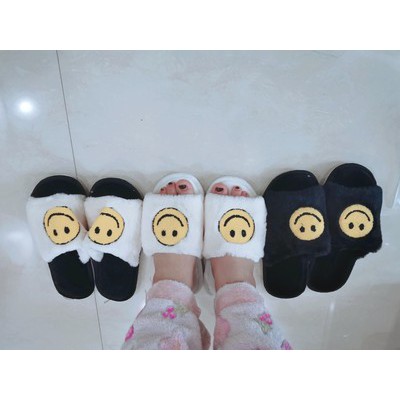 DÉP ĐI TRONG NHÀ HÌNH MẶT CƯỜI