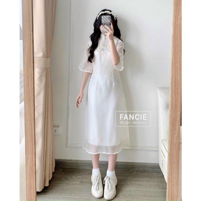 ÁO DÀI TRẮNG THÊU HOA VỚI QUẦN SUÔNG XINH XẮN