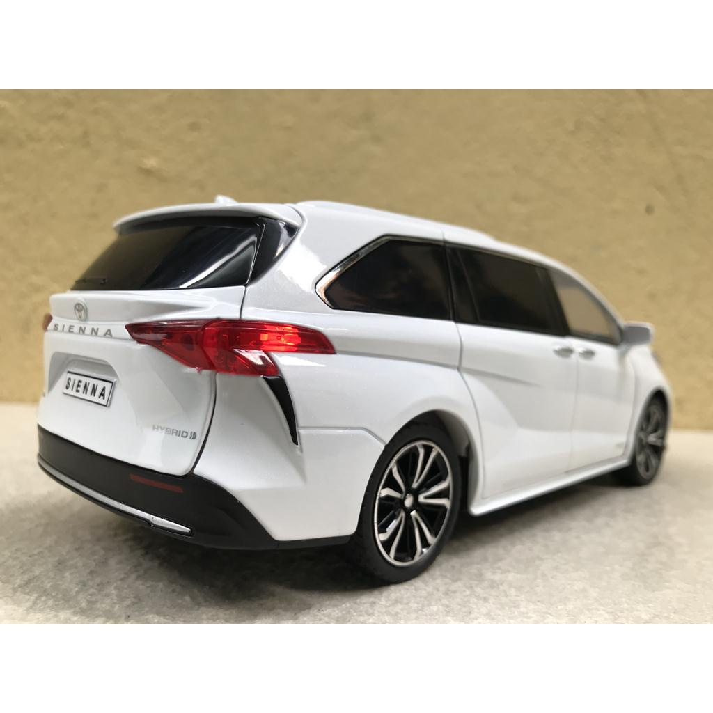 Mô hình xe TOYOTA SIENNA 2022 1:24