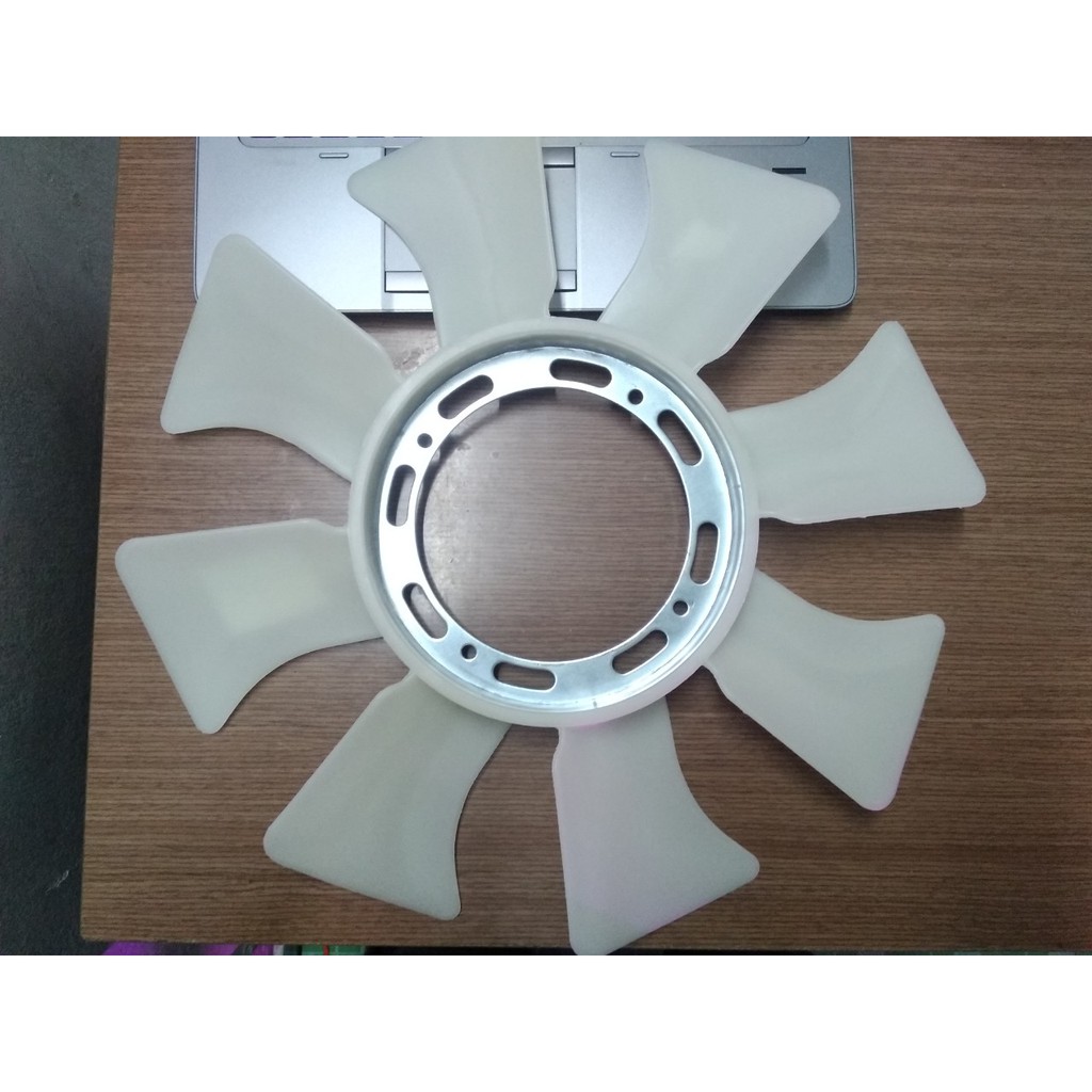 Cánh quạt két nước xe tải Huyndai 2T5