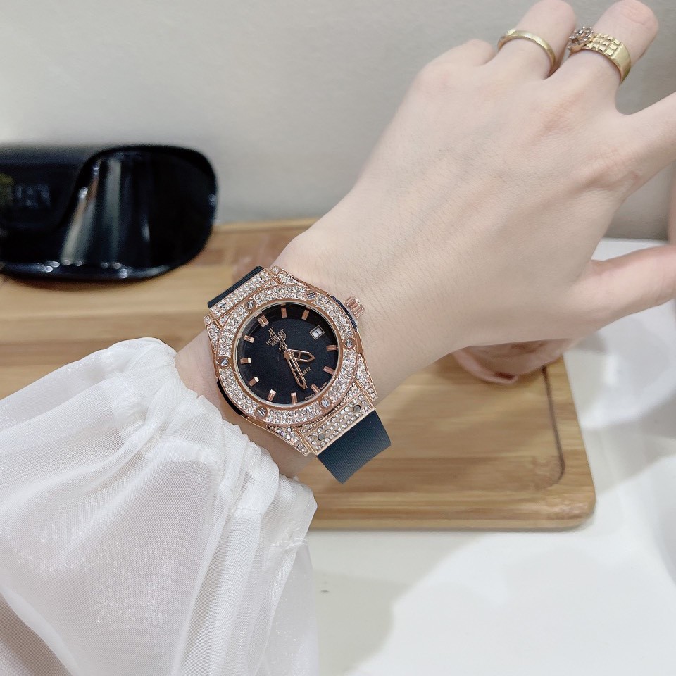 Đồng hồ nữ Hublot mặt tròn đính viền đá dây cao su thơm vani cao cấp DHN601 - Shop6906 | BigBuy360 - bigbuy360.vn