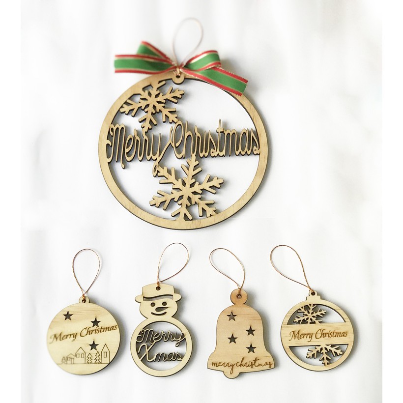 Phụ kiện trang trí Noel: Bảng treo cửa hình tròn khắc chữ Merry Christmas bằng gỗ, có gắn nơ xanh đỏ - Wooden Studio