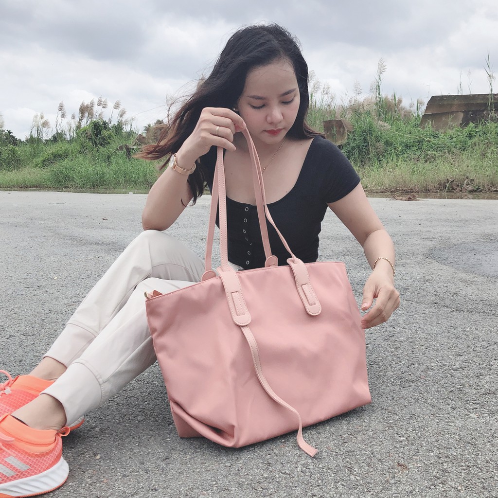 Túi xách vải dù polyster dày dặn, không thấm nước trên bề mặt vải, đựng được giấy a4, laptop macbook 13 inch, 15 inch