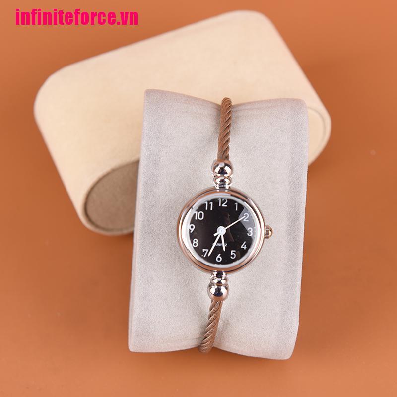 1 Gối Màu Ngà / Kem Dùng Trưng Bày