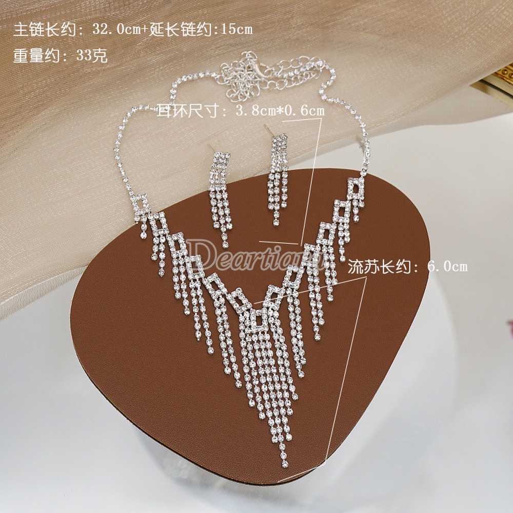 Vòng cổ và hoa tai đính đá phong cách sang trọng