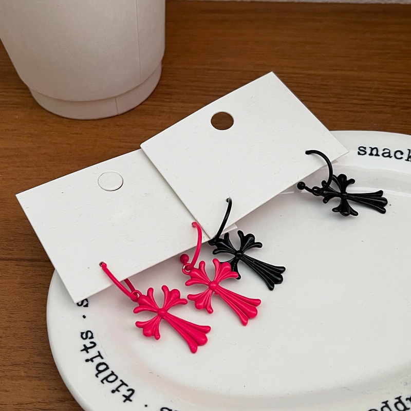 Bông Tai Chữ C Màu Đỏ Hồng Mặt Chữ C Màu Đen