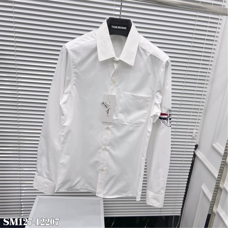 Áo sơmi nam trắng dài tay Thom Brown túi ngực pha vạch xanh đỏ thêu logo mỏ neo ở tay chất lụa mới hot trend 2022