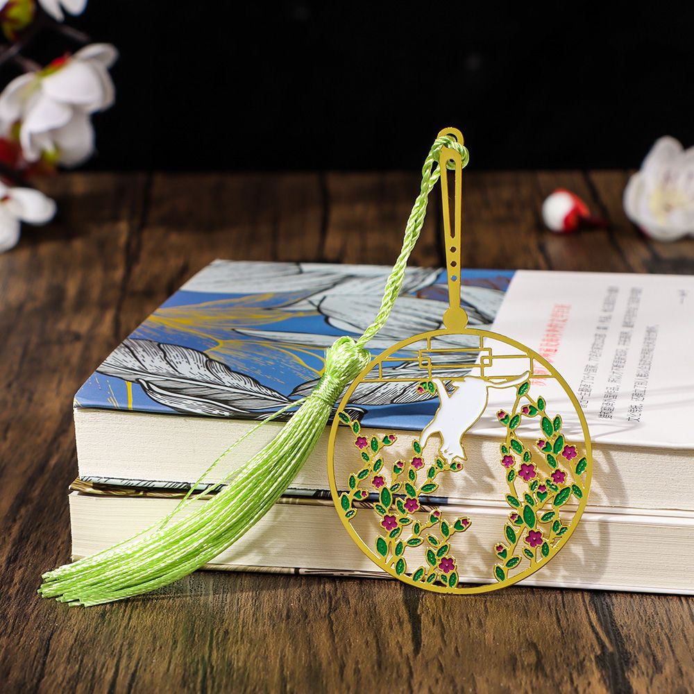 Thẻ Đánh Dấu Trang Sách Bằng Kim Loại Thiết Kế Đục Lỗ Phối Tua Rua Phong Cách Retro