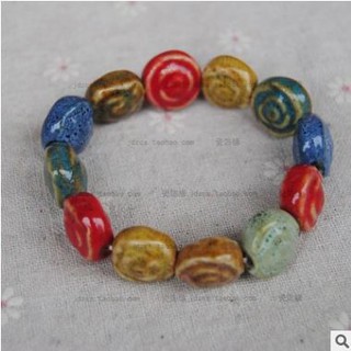 Vòng tay làm từ gốm sứ handmade