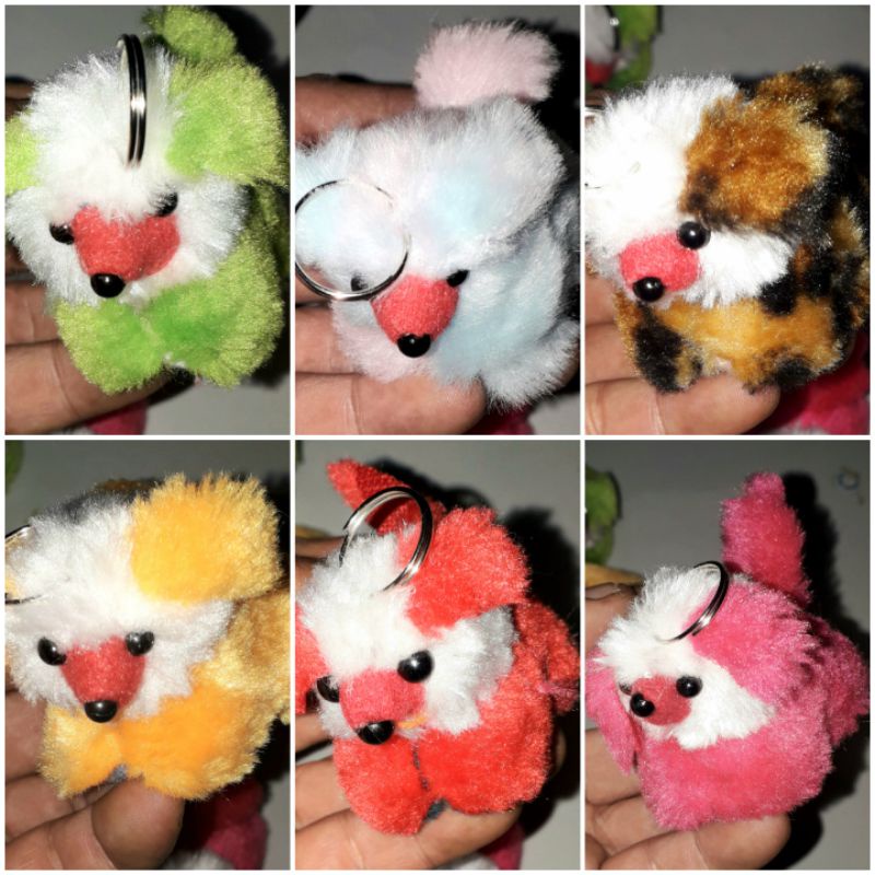 Một chú chó móc khóa mini nhồi bông kích thước 6cm x 6cm x 4cm nhà làm