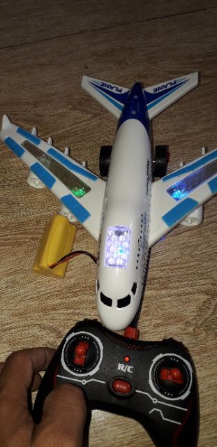 Máy bay mô hình chạy 4 hướng có nhạc và đèn Led rất đẹp (kèm PIN sạc và PIN tiểu AA)
