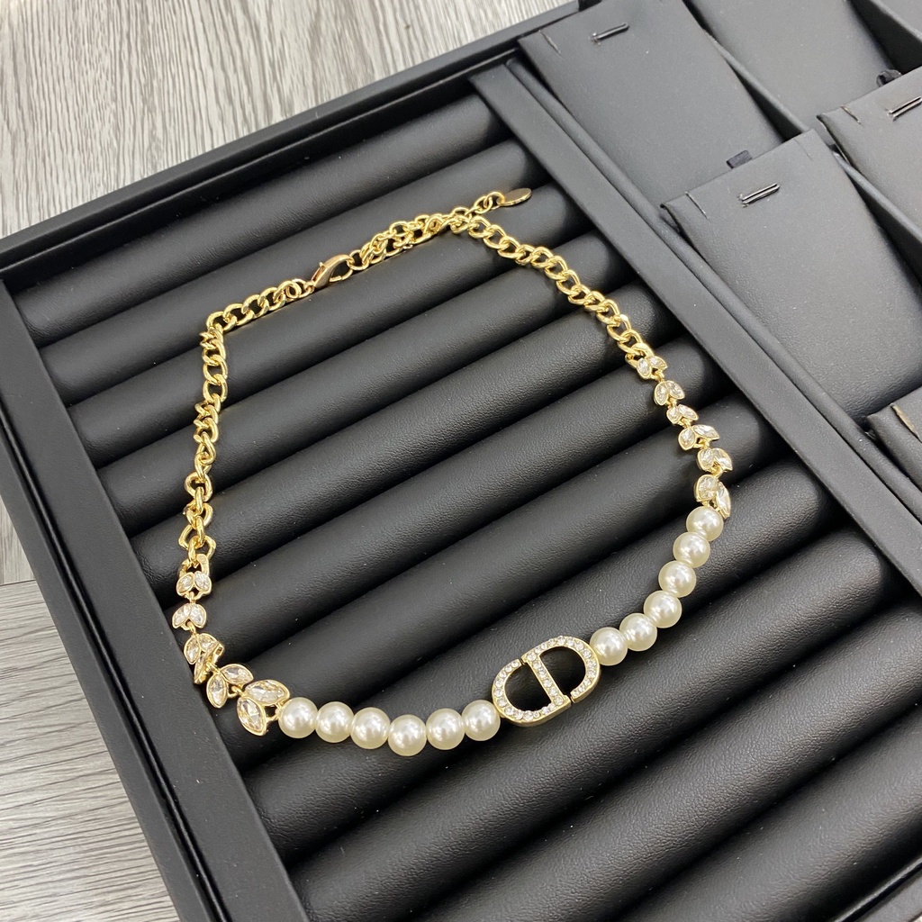 Vòng cổ C.D Ngọc đính đá hình là đẹp lấp lánh