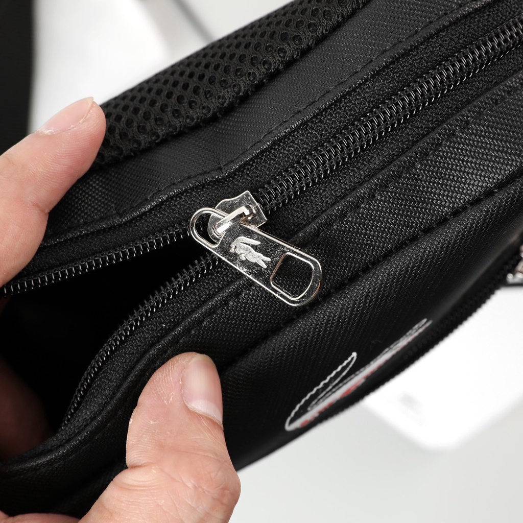 TÚI ĐEO CHÉO LACOSTE SIGNATURE KINGMEN Size 25 x 18 cm, Chất liệu vải 100% da chuẩn cty  • Chống thấm nước