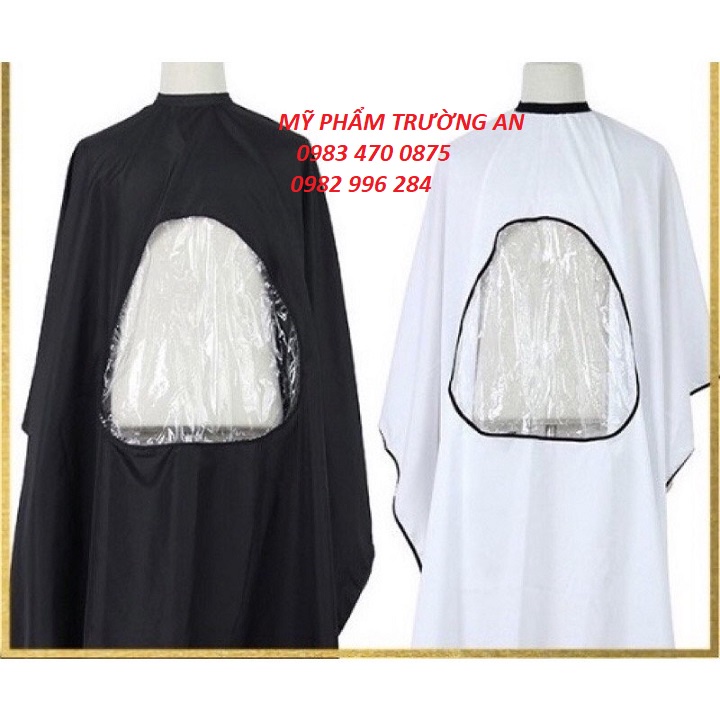 Áo choàng cắt tóc xem điện thoại