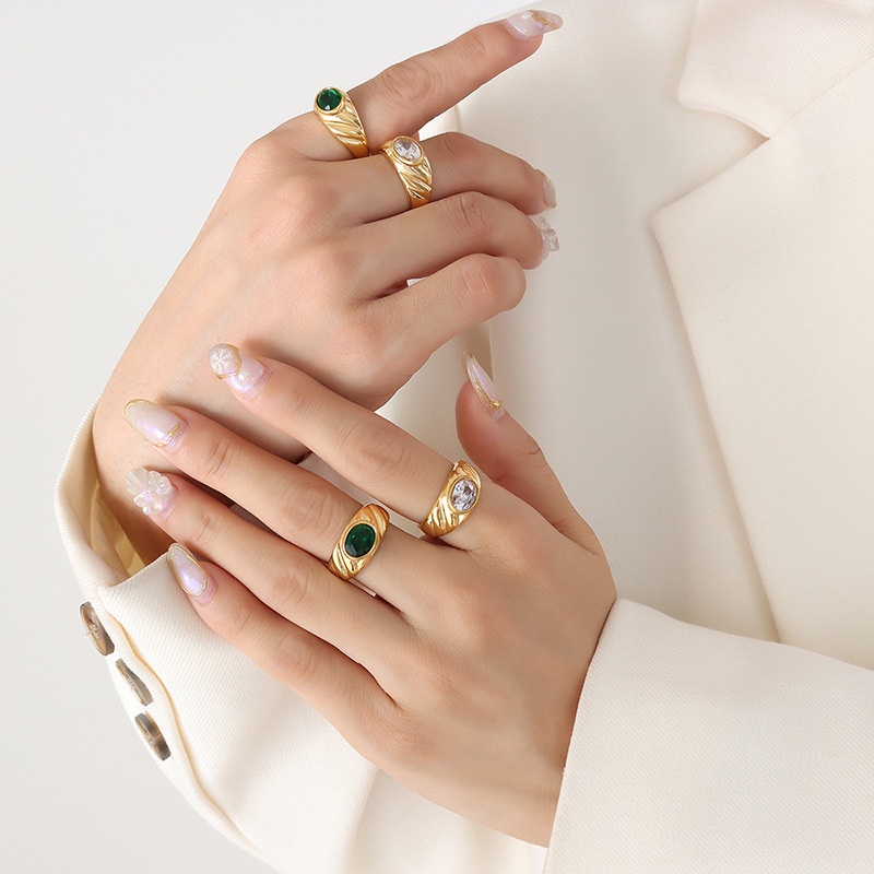 Nhẫn Thép Titan Mạ Vàng 18K Đính Đá Zircon Thời Trang
