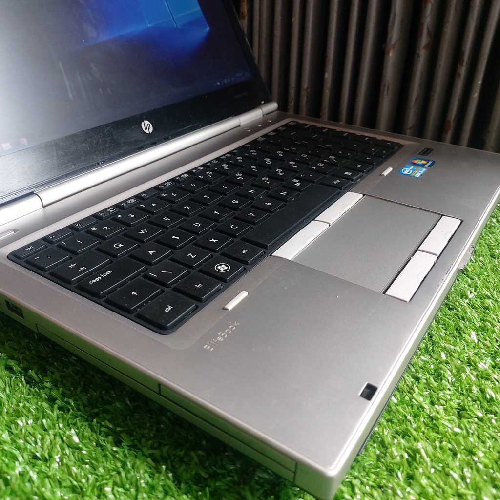 Laptop dùng cho kinh doanh bất động sản đăng tin, cập nhật tin tức giá cả thị trường