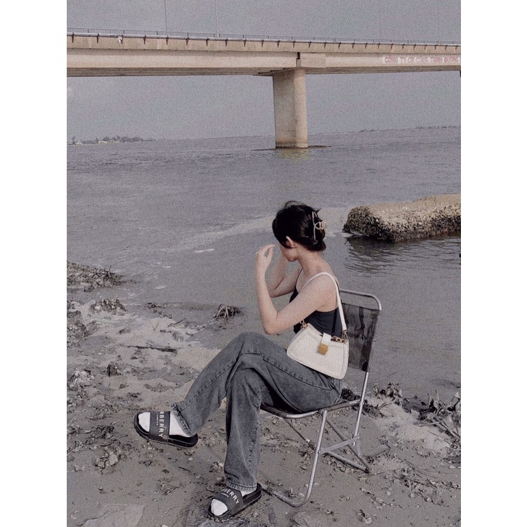 Dép BURBERRY Họa Tiết Chữ Nổi - Dép Quai Ngang Nam Nữ Đế Cao Su Cao 5 Cm