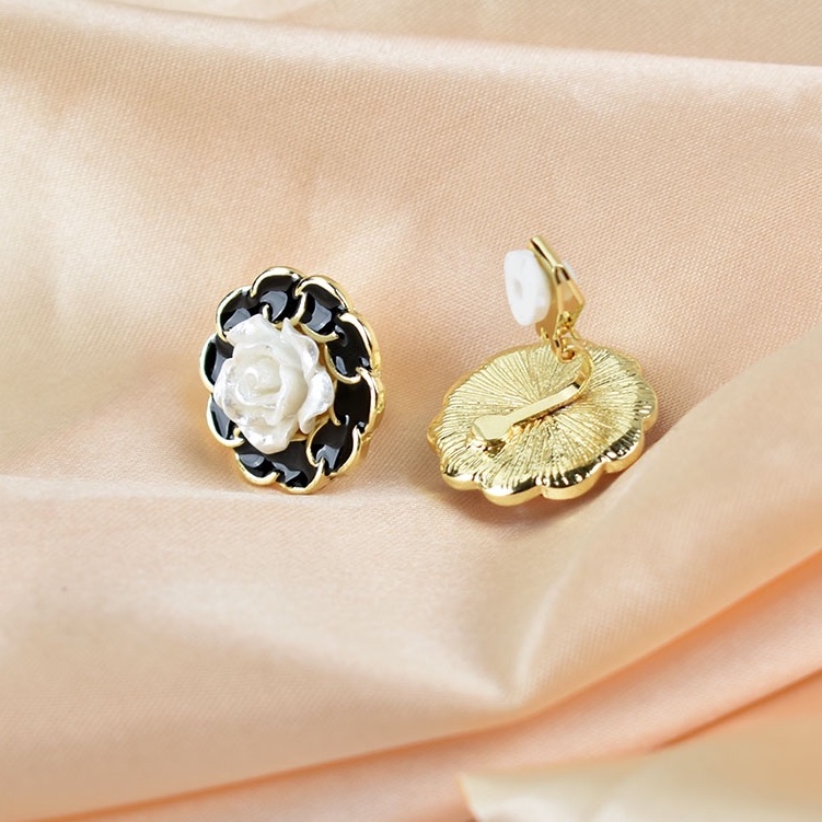 Khuyên Kẹp Vành Tai Hình Hoa Tráng Men Màu Trắng/Đen Cho Nữ