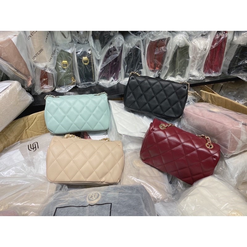 Túi Lyn ô trám huy hiệu đeo chéo ROXANNE S HANDBAGS
