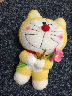 Doraemon Thỏ Hồng + Doraemon Vàng Xù Ôm Hoa