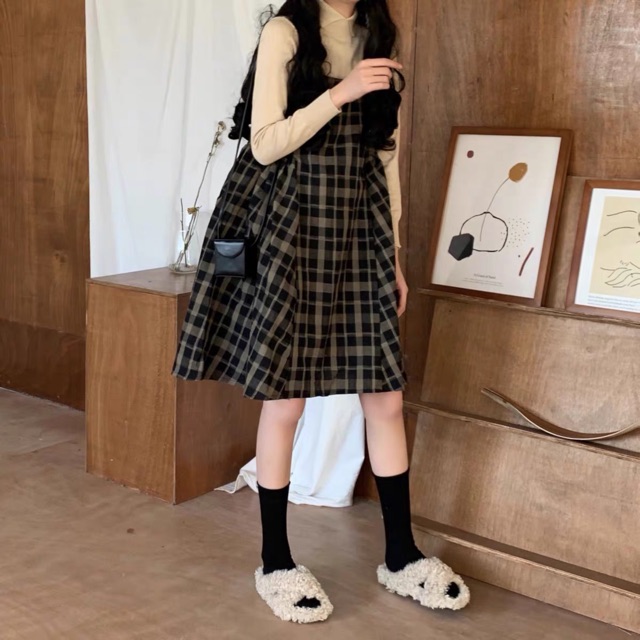 Set váy yếm + áo len cổ xẻ.