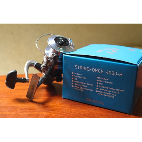 Máy câu cá đứng DAIWA Strike Force size 1000 , 2500, 4000 chính hãng - Top1VN vip 679jasdja