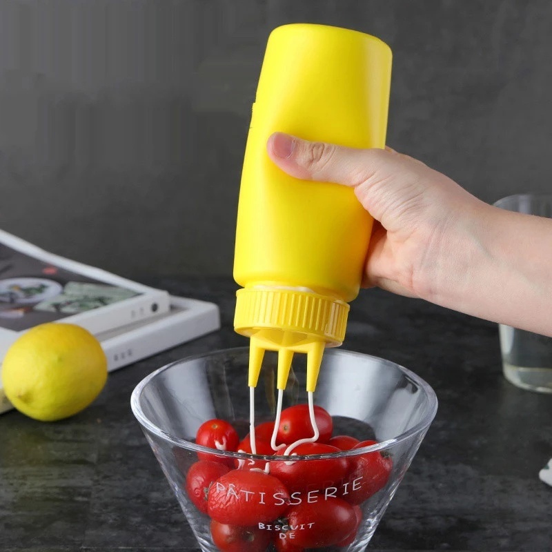 Bình Đựng Dầu Ăn / Nước Sốt Ba Lỗ Dạng Bóp Bằng Nhựa 450ml / 650ml Dành Cho Nhà Bếp