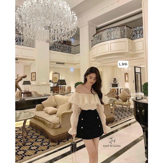 Set áo tơ trễ vai mix chân váy nhung đính khuy