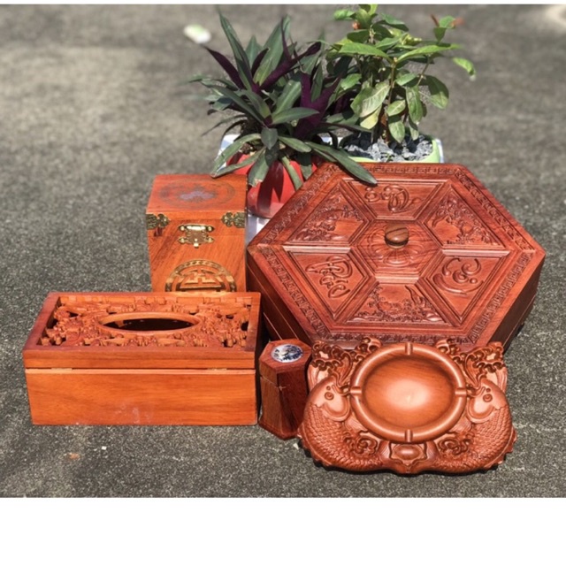 Bộ đồ gia dụng cho ngày tết bao gồm khay bánh kẹo , hộp đựng trà , hộp đựng giấy , gạt tàn , lọ đựng tăm.Làm từ gỗ hương