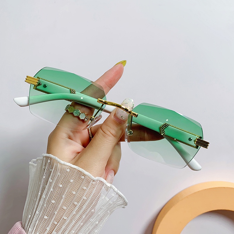 Kính mát có gọng vuông lớn thời trang dành cho nữ