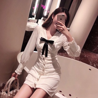 Váy nhung trắng đính khuy, cổ nơ