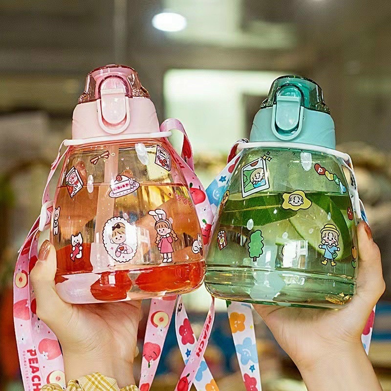 Bình Đựng Nước Uống Có Ống Hút Bằng Nhựa 1100ml Kèm Dây và Sticker