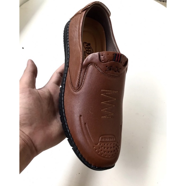 Giày lười nam da bò nguyên tấm..kiểu dáng đẹp..mang êm chân..size từ 37-43..Đế cao su dẻo..được khâu sẵn rất chắc chắn